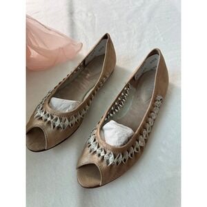 Bloch Metallic Tan Leather Peep Toe Flats Woven Lattice Detail Size 39.5 EU 9.5